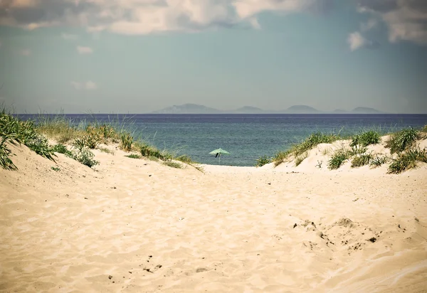 沙滩伞独自在老式的影响在蓝蓝的天空下 — 图库照片