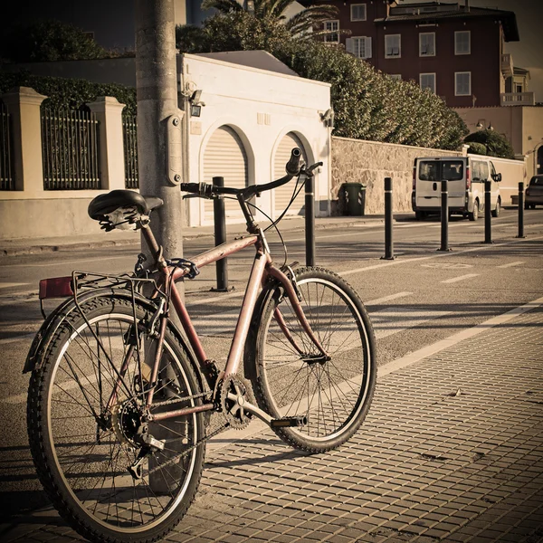 Fahrrad gegen eine Stange — Stockfoto