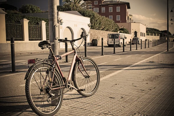 Bicicletta contro un palo — Foto Stock