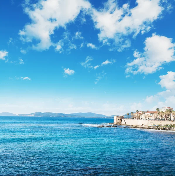 Costa de Alghero bajo un cielo nublado —  Fotos de Stock