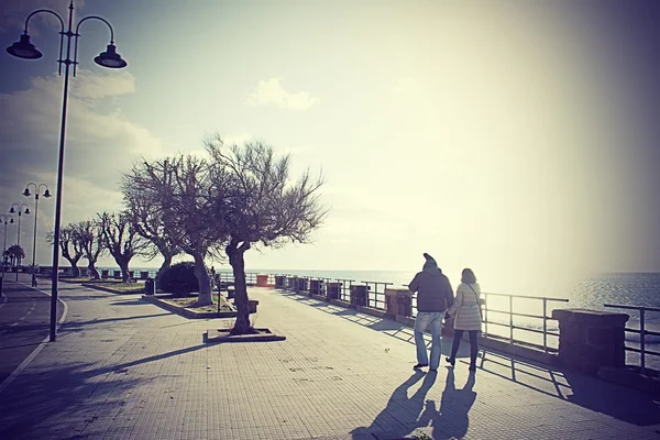 Paar wandelingen langs de zee — Stockfoto