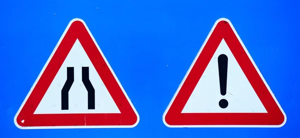 Дорожные знаки на голубом — стоковое фото