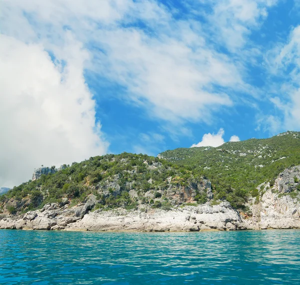 Cala Gonone wybrzeża od wody — Zdjęcie stockowe