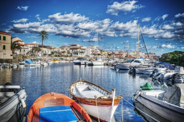 Barcos de madera en el puerto de Stintino en hdr — Foto de Stock