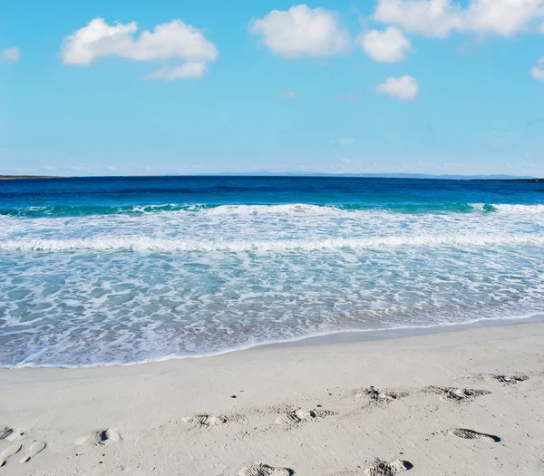 Ayakkabı Kumdaki sahile tarafından — Stok fotoğraf