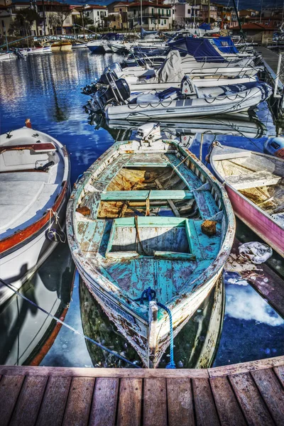 Old wooden boat by the boardwalk in Stintino — Stock Photo, Image