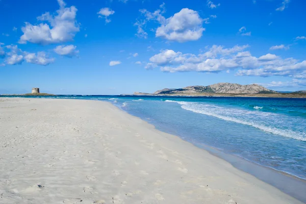 Playa de La Pelosa bajo un cielo nublado — Foto de Stock