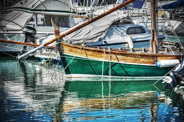 Wooden boat in Alghero harbor in hdr — Stock Photo, Image