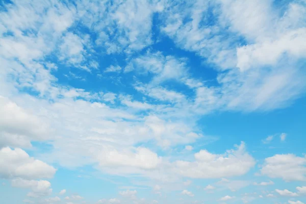 Nubes blancas en el cielo — Foto de Stock