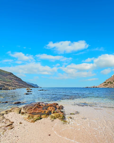 Rock in Porticciolo strand — Stockfoto