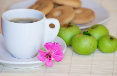 Kahvaltı sette Pembe çiçek