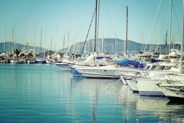 alghero Harbor vintage sesi açık bir günde tekneler