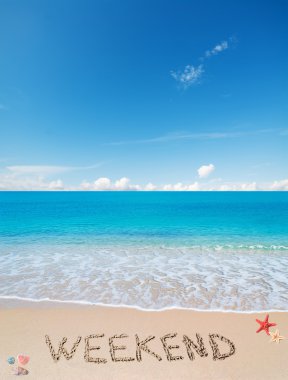 hafta sonu bulutlar altında tropikal bir plajda