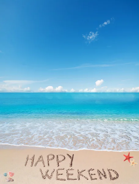 Felice fine settimana su una spiaggia tropicale sotto le nuvole — Foto Stock