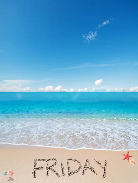 Viernes en una playa tropical bajo las nubes — Foto de Stock