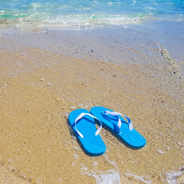 Sandales bleues près du rivage — Photo