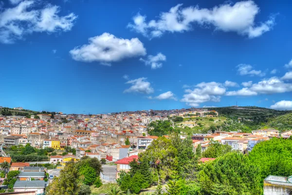 Bulutlar altında küçük bir kasaba — Stok fotoğraf