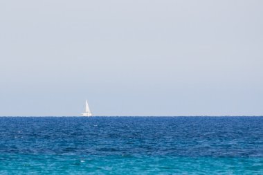 Mirage bir teknenin denizin kaldırdı