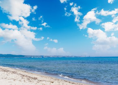 Stintino kıyı üzerinde beyaz bulutlar