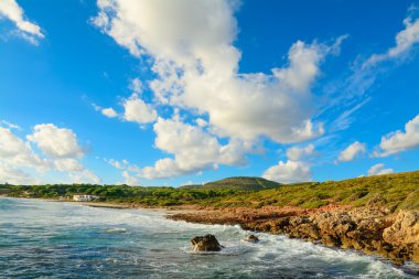 Le Bombarde beach bir bulutlu gökyüzü altında