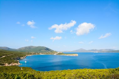 Capo Caccia kıyı mavi gökyüzü altında