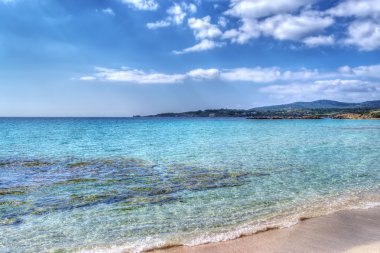 Açık bir günde HDR Le Bombarde beach suların çekildiği kıyı