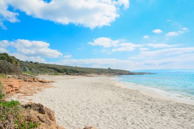 Le Bombarde plaj üzerinde bulutlar
