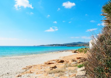 Le Bombarde beach bulutlar altında