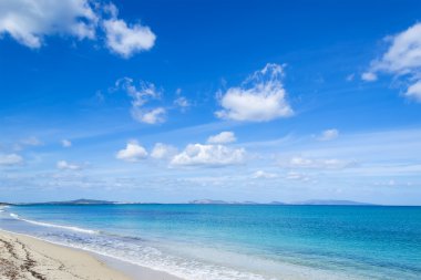 Fiume santo beach yumuşak bulutların altında