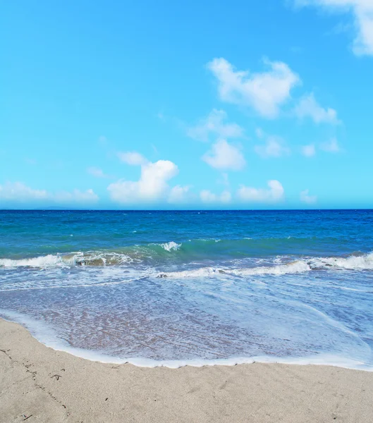 Praia de Platamona sob um céu azul — Fotografia de Stock