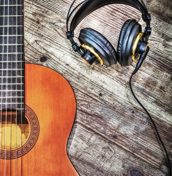 Guitarra clásica y auriculares en hdr —  Fotos de Stock