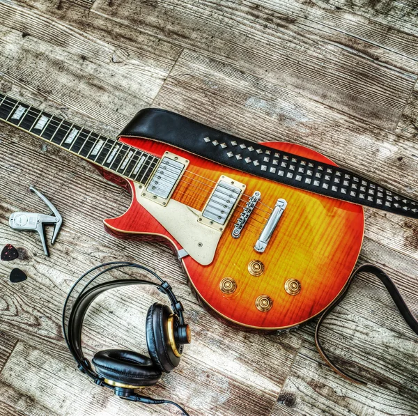 Hörlurar och gitarr i hdr — Stockfoto