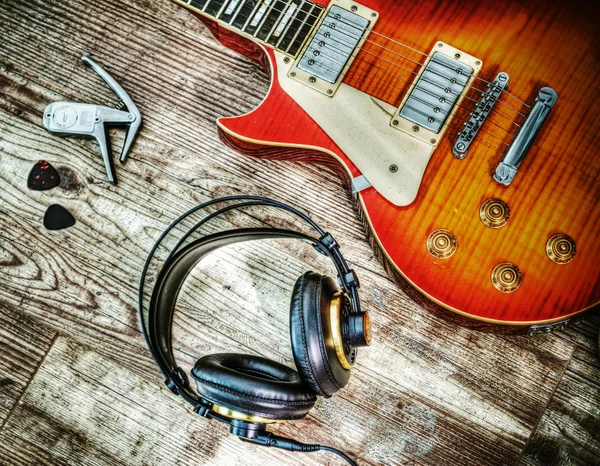 Guitarra y auriculares en hdr —  Fotos de Stock