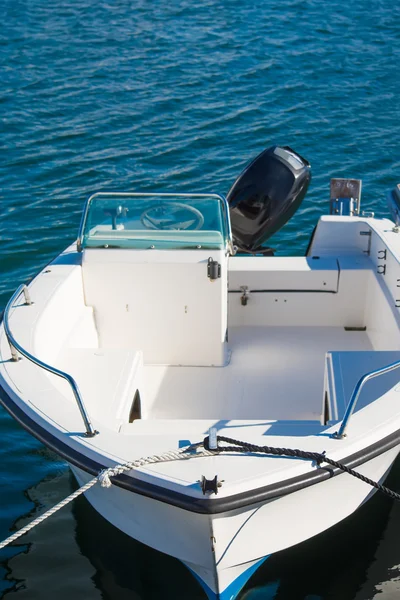 Weißes Motorboot festgemacht — Stockfoto