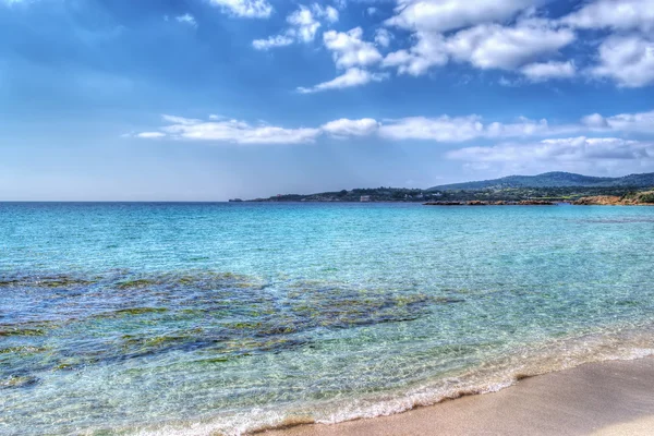 Açık bir günde HDR Le Bombarde beach suların çekildiği kıyı — Stok fotoğraf