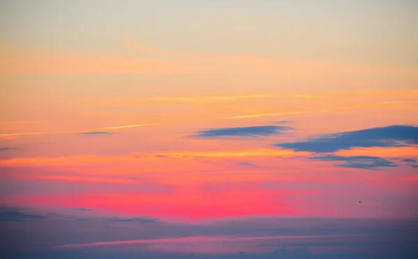 Céu laranja e amarelo com nuvens — Fotografia de Stock