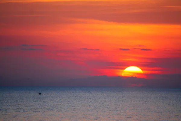 Fiskebåt ensam under en skinande sol — Stockfoto