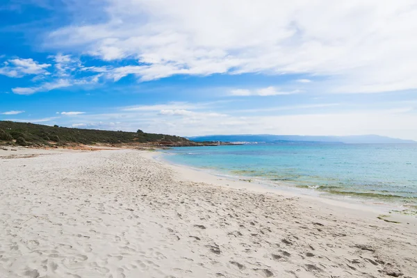 Playa de Le Bombarde bajo un cielo nublado — Foto de Stock