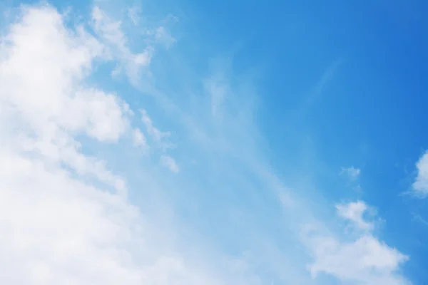 Céu branco e azul com nuvens — Fotografia de Stock