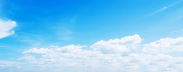 Nuvens suaves e céu azul — Fotografia de Stock