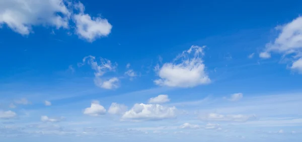 Nuvens brancas no céu — Fotografia de Stock