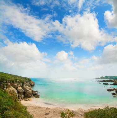 Alghero kıyı şeridi üzerinde bulutlar