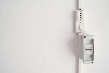 Beyaz bir duvar elektrik sayacı