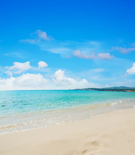 Over Le Bombarde strand wolken — Stockfoto