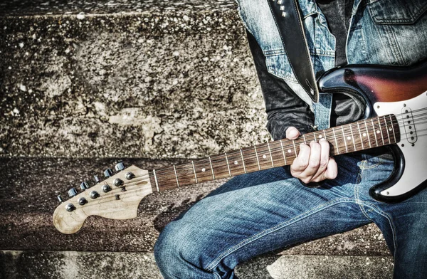 Primer plano de un guitarrista tocando en la calle en hdr —  Fotos de Stock