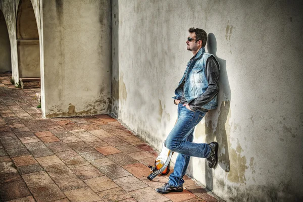 Homme et guitare électrique en hdr — Photo