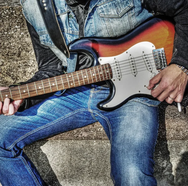 Guitarrista com uma guitarra colorida no hdr — Fotografia de Stock