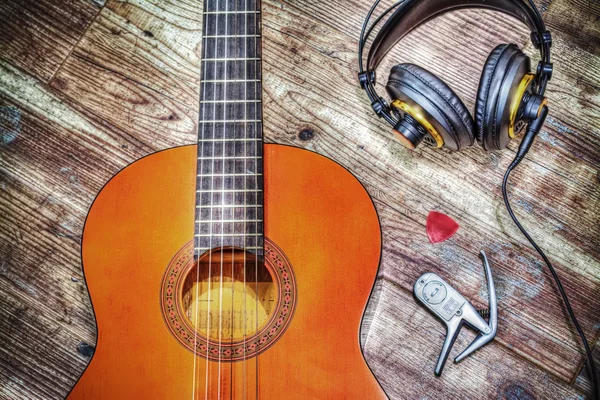 Guitarra clássica e fones de ouvido em hdr — Fotografia de Stock