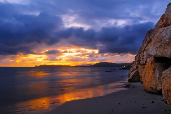 Sziklák és homok-az Alghero part, naplementekor — Stock Fotó