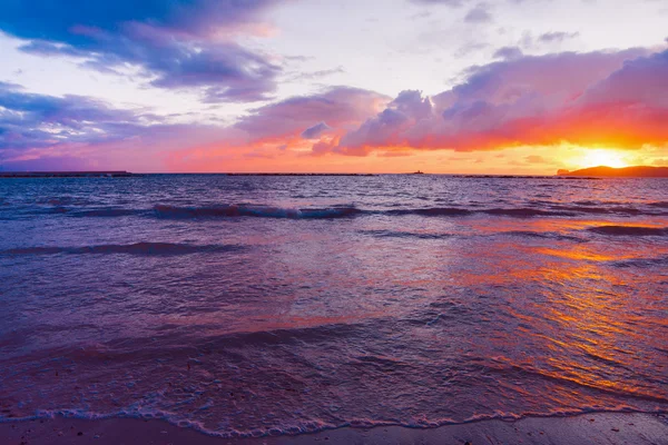 Pôr-do-sol rosa sobre a costa de Alghero — Fotografia de Stock